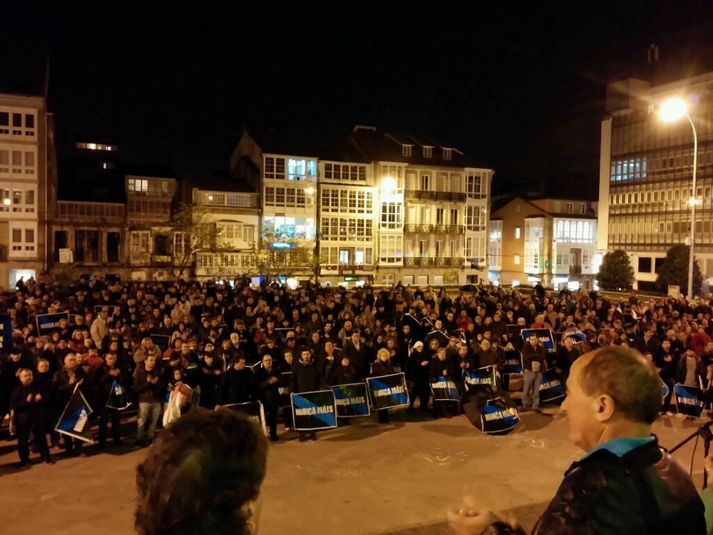 Concentración de Nunca Máis en la plaza de Armas (foto: Galiza Nova)