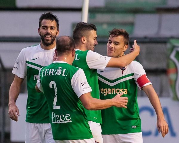 Joselu, Jonathan Aspas y Dani Rodríguez felicitan a Pablo Rey en el Racing de Ferrol-Valladolid B (foto: Mero Barral / 13fotos)