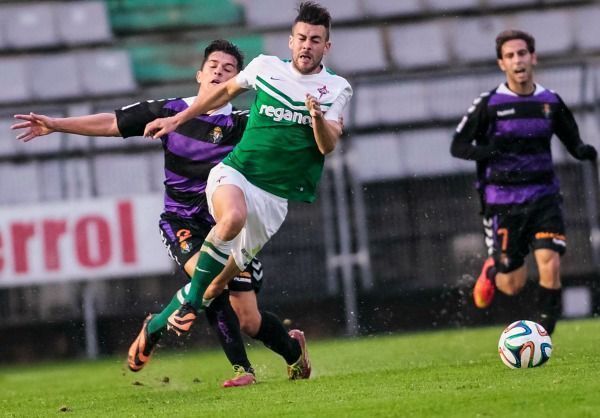 Dani Rodríguez pelea el balón en el Racing-Valladolid B (foto: Mero Barral / 13fotos)