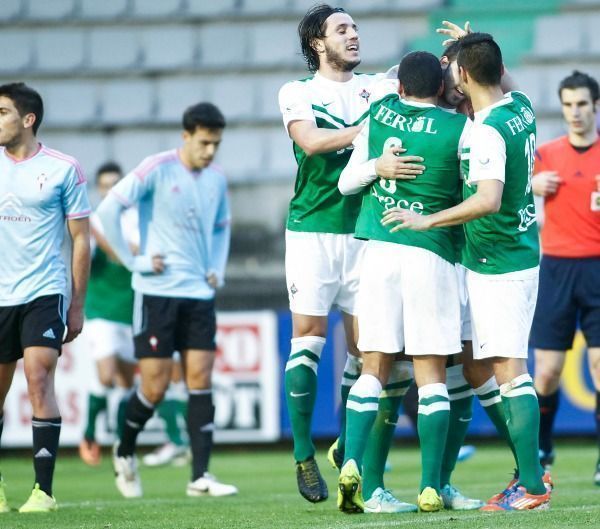 Jugadores del Racing de Ferrol felicitan a Joselu por su gol en A Malata ante el Celta B (foto: Mero Barral / 13fotos)