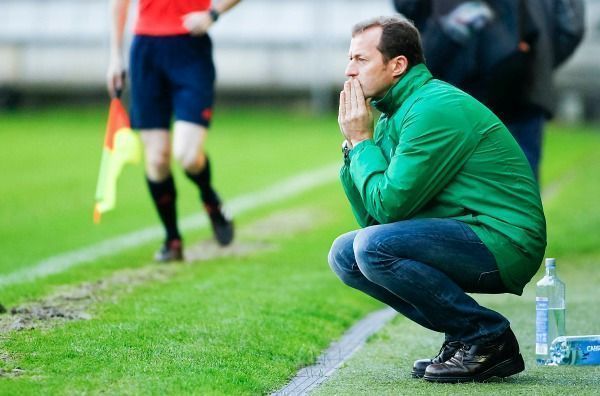 Manolo García a pie de caseta en el Racing de Ferrol-Celta B de A Malata (foto: Mero Barral / 13fotos)