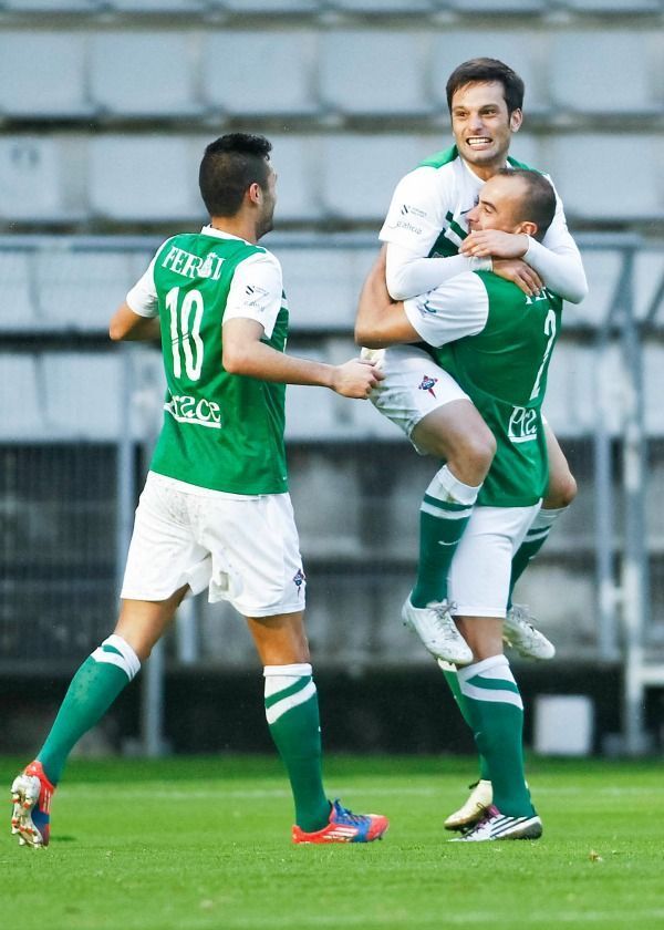Ante Iosu Villar, Jonathan Aspas sostiene a Marcos Álvarez tras haber marcado el ortegano su gol en el Racing de Ferrol-Celta B de A Malata (foto: Mero Barral / 13fotos)