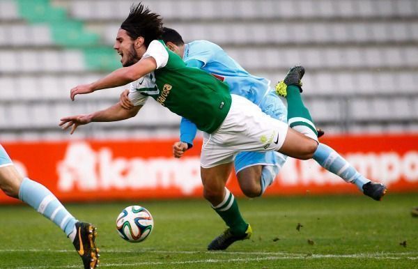 Imagen de Adrián Cruz en el Racing de Ferrol-Coruxo disputado en A Malata (foto: Mero Barral / 13fotos)