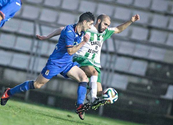 Jugada de Luis Ángel en el Somozas-Real Oviedo disputado en A Malata (foto: Mero Barral / 13fotos)