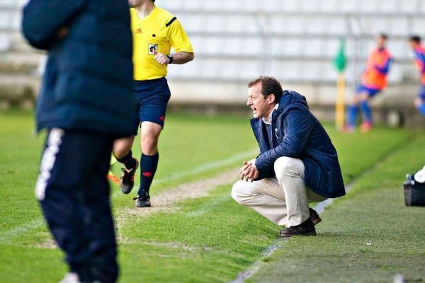 Manolo García arenga a sus jugadores durante el Racing de Ferrol-Unión Popular de Langreo disputado en A Malata (foto: Mero Barral / 13fotos)