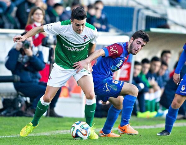 Dani Rodríguez pugna por el esférico en el Racing de Ferrol-Langreo de A Malata (foto: Mero Barral / 13fotos)