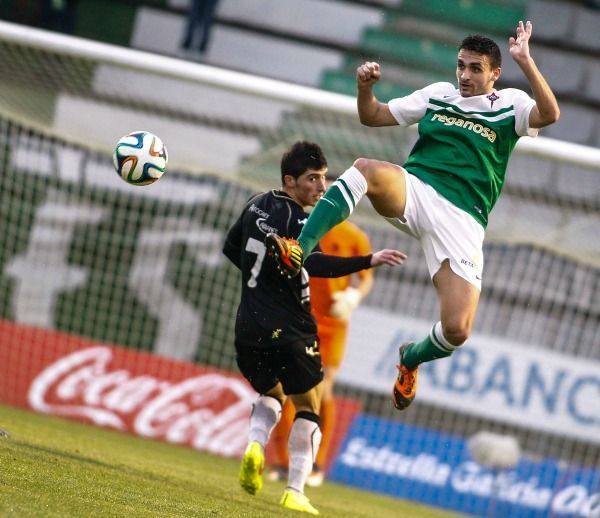 Víctor Vázquez en un lance del Racing de Ferrol-Lealtad de Villaviciosa en A Malata (foto: Mero Barral / 13fotos)