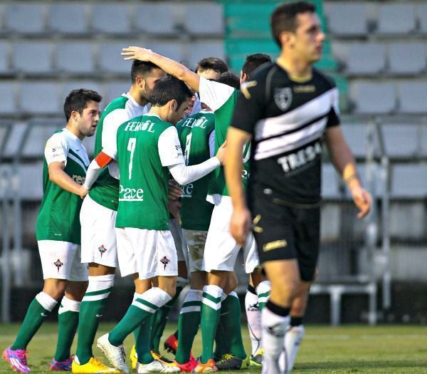 Los jugadores del Racing de Ferrol celebran su primer gol ante el Lealtad en A Malata (foto: Mero Barral / 13fotos)