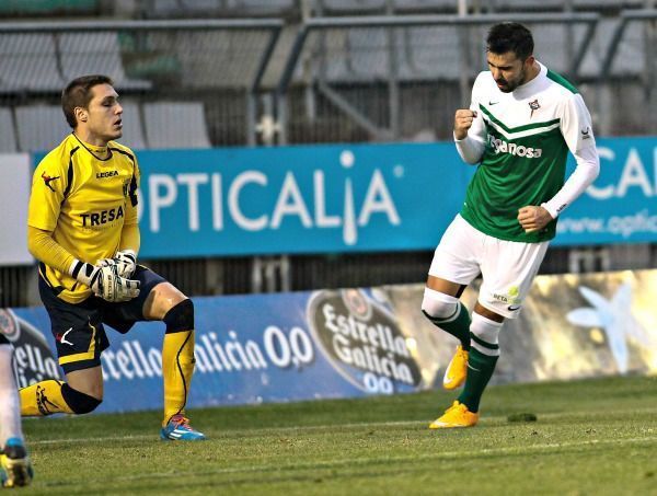 Joselu celebra su tanto en el Racing de Ferrol-Lealtad de Villaviciosa jugado en A Malata (foto: Mero Barral / 13fotos)