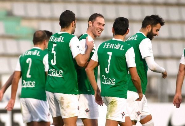 Jugadores del Racing de Ferrol felicitan a Nano Macedo por su gol en A Malata (foto: Mero Barral / 13fotos)