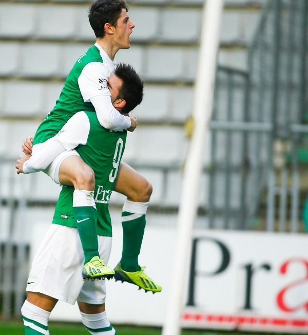 Adrián Dalmau festeja con Joselu el gol del jugador de Palmeira en el Racing de Ferrol-Tropezón de A Malata (foto: Mero Barral / 13fotos)