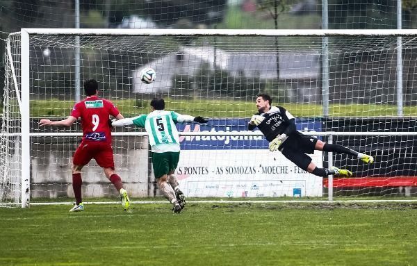Marc Martínez Aranda detiene un lanzamiento visitante ante Miguel Fiuza en el Somozas-Guijuelo (foto: Mero Barral / 13fotos)