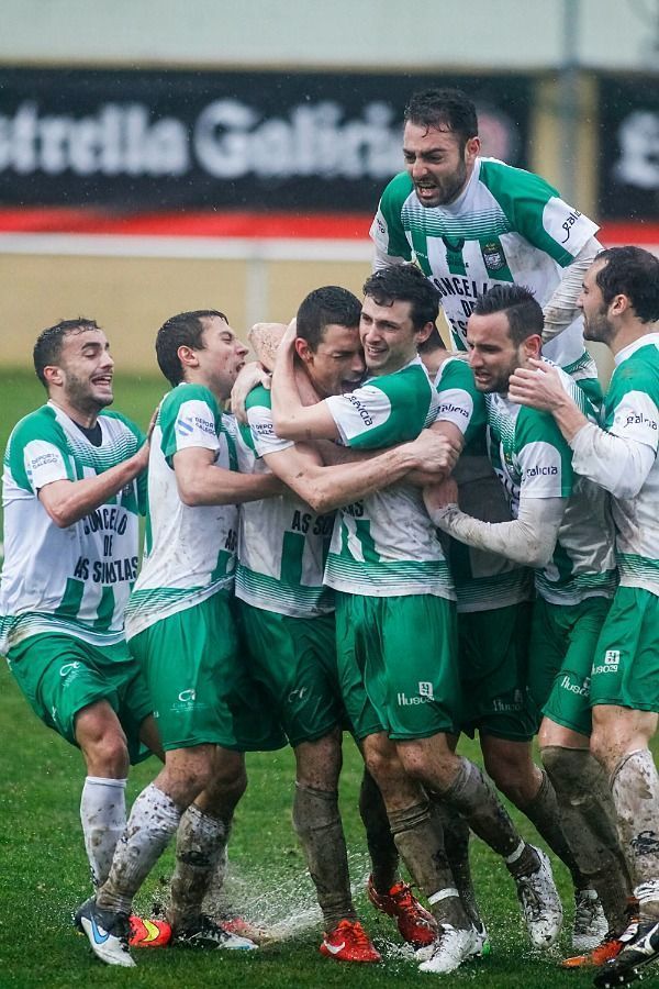Jugadores del Somozas celebran en el Alcalde Manuel Candocia su último tanto ante el Celta B (foto: Mero Barral / 13fotos)