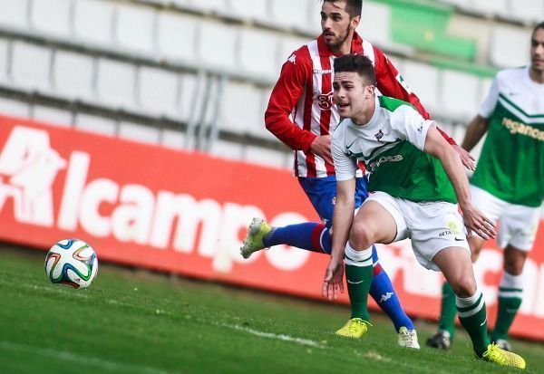 Dani Rodríguez opta al balón en el Racing de Ferrol-Sporting de Gijón B de A Malata (foto: Mero Barral / 13fotos)