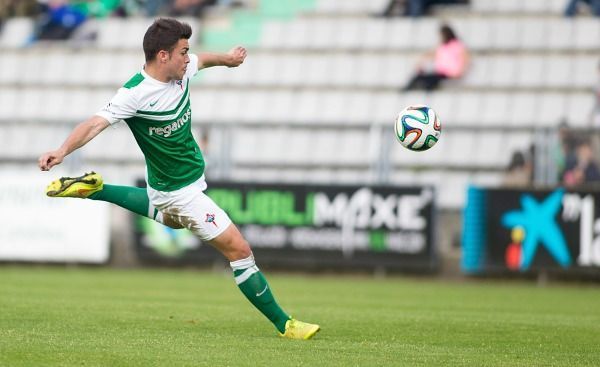 Jugada de Dani Rodríguez en el Racing-Logroñés (foto: Mero Barral / 13fotos)