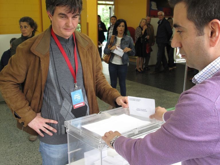 Chema Herhández votó en Esteiro sobre las 12:00 horas