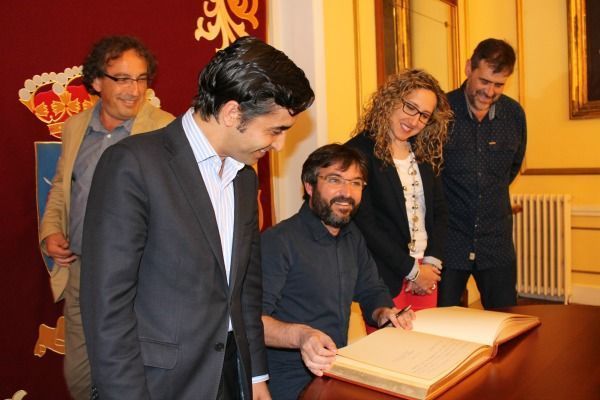 Évole firmando en el Libro de Honor de Ferrol (foto: R.C.)