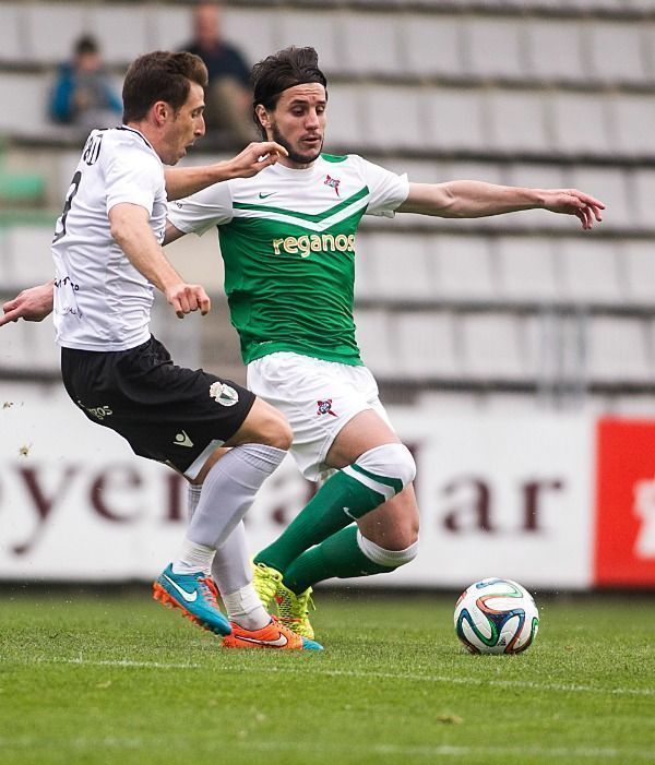 Adrián Cruz, aquí en el Racing-Burgos, será baja durante un mes (foto: Mero Barral / 13fotos)