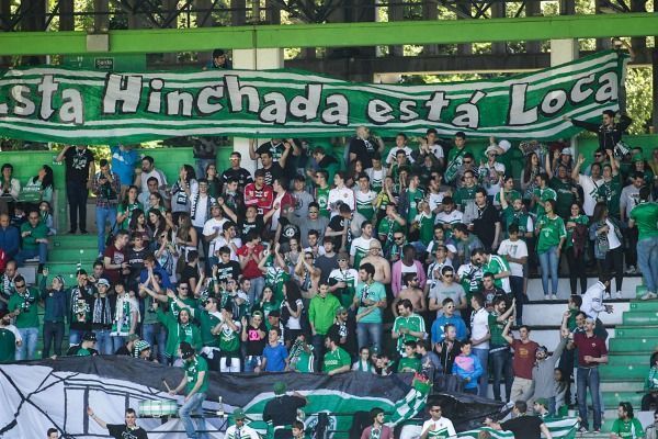 Más de 6.000 personas han poblado las gradas de A Malata para el Racing-Reus (foto: Mero Barral / 13fotos)