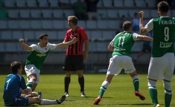 Víctor Vázquez corre hacia Nano Macedo tras marcar el coruñés este sábado en A Malata durante el Racing-Reus (foto: Mero Barral / 13fotos)