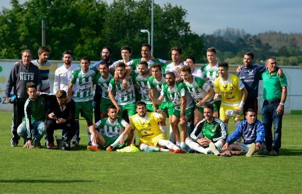 Celebración do Somozas trala goleada ante o Sporting de Xixón B no Alcalde Manuel Candocia coa que pecharon a tempada (foto: 13fotos)