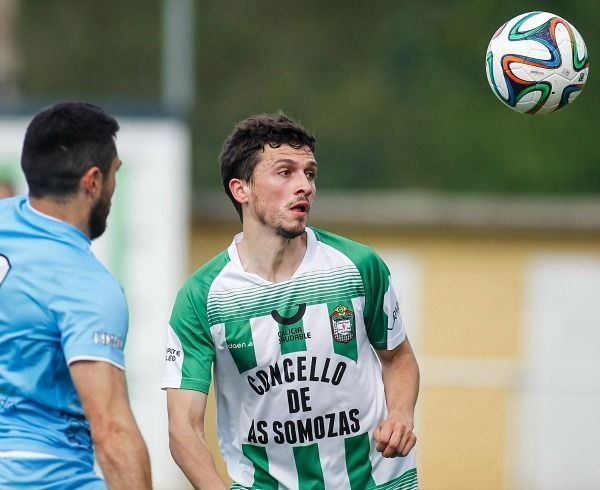 Pablo Antas controla el esférico en el Somozas-Coruxo (foto: Mero Barral / 13fotos)
