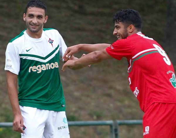 Escena de Víctor Vázquez y Quique Cubas en el Racing de Ferrol-Somozas amistoso jugado en A Gándara (foto: Mero Barral / 13fotos para Ferrol360)