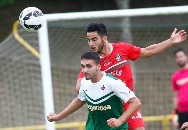 Víctor Vázquez y Quique Cubas en un lance del Racing de Ferrol-Somozas amistoso jugado en A Gándara (foto: Mero Barral / 13fotos para Ferrol360)