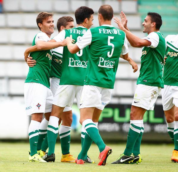 Pablo Rey es felicitado por sus compañeros tras el gol que marcó en el Racing de Ferrol-Sporting de Gijón amistoso jugado en A Malata (foto: Mero Barral / 13fotos para Ferrol360)