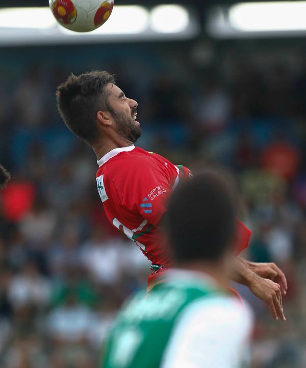 Antón de Vicente cabecea un esférico en el amistoso entre Racing de Ferrol y Somozas en A Gándara (foto: Mero Barral / 13fotos para Ferrol360)