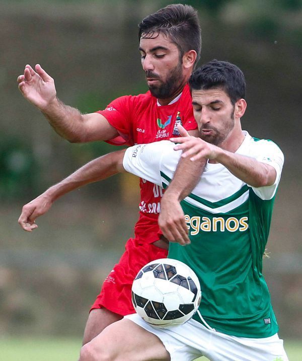 Antón de Vicente y Diego Peláez en un lance del amistoso de A Gándara entre Racing de Ferrol y Somozas (foto: Mero Barral / 13fotos para Ferrol360)