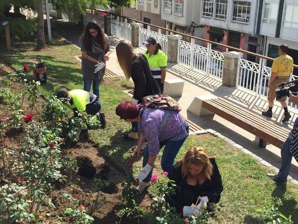 Marta Corral e Inés Amarelo xunto a Riveira Sestayo no parque (foto: Raúl Salgado)