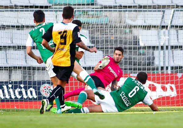Ian Mackay detiene una acción rival ante Aitor Pascual e Iván Forte en el Racing de Ferrol-Lugo del último Concepción Arenal en A Malata (foto: Mero Barral / 13fotos para Ferrol360)