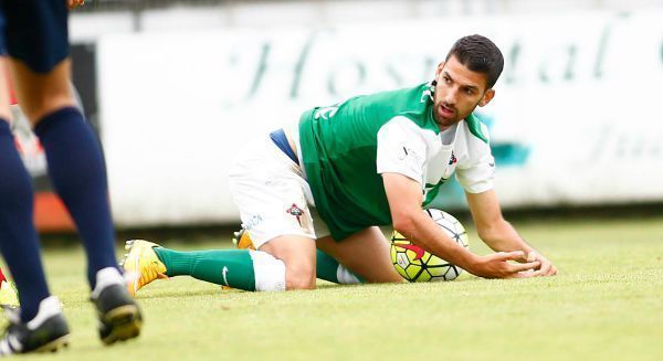 Diego Peláez, aquí en el amistoso entre Racing de Ferrol y Sporting de Gijón en A Malata, ha arrastrado molestias en los últimos días (foto: Mero Barral / 13fotos para Ferrol360)