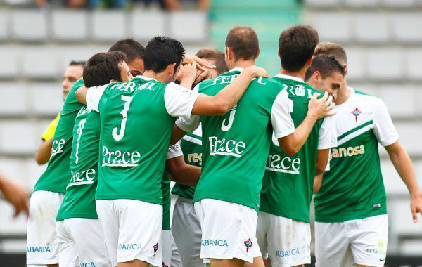 Jugadores del Racing de Ferrol felicitan a Pablo Rey tras su gol en el amistoso jugado en A Malata ante el Sporting de Gijón (foto: Mero Barral / 13fotos para Ferrol360)