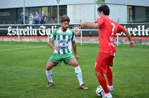 Antón de Vicente, aquí ante el Compostela en Copa Diputación, ha sido uno de los jugadores más regulares del Somozas esta pretemporada (foto: Amadeo Rey)