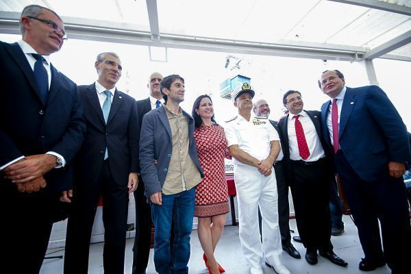 Manuel Garat Caramé, cuarto por la derecha con uniforme militar blanco, en una imagen de la botadura del flotel Orgullo Petrolero para Pemex en Navantia Ferrol (foto: Mero Barral / 13fotos para Ferrol360)