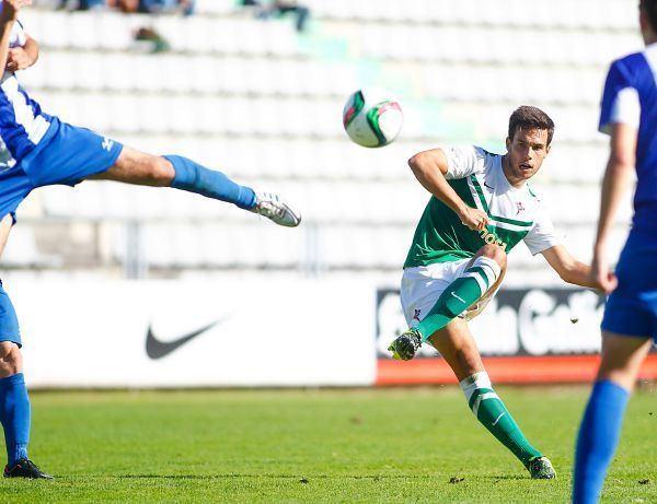 Acción de Borja Domínguez durante el Racing de Ferrol-Izarra de A Malata (foto: Mero Barral / 13fotos para Ferrol360)