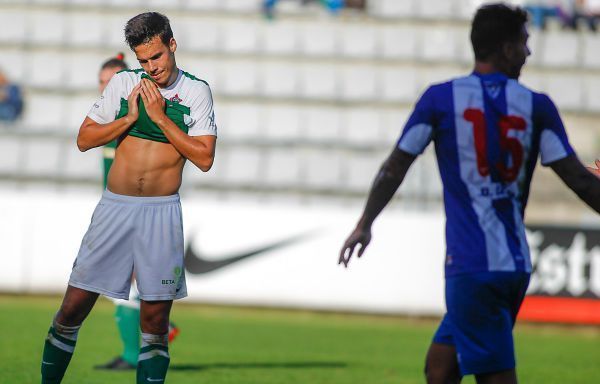 Borja Domínguez se lamenta tras una jugada fallida del Racing de Ferrol-Izarra disputado en A Malata (foto: Mero Barral / 13fotos para Ferrol360)