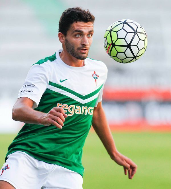 Víctor Vázquez dirige el balón en el amistoso de A Malata entre Racing de Ferrol y Lugo de este verano (foto: Mero Barral / 13fotos para Ferrol360)