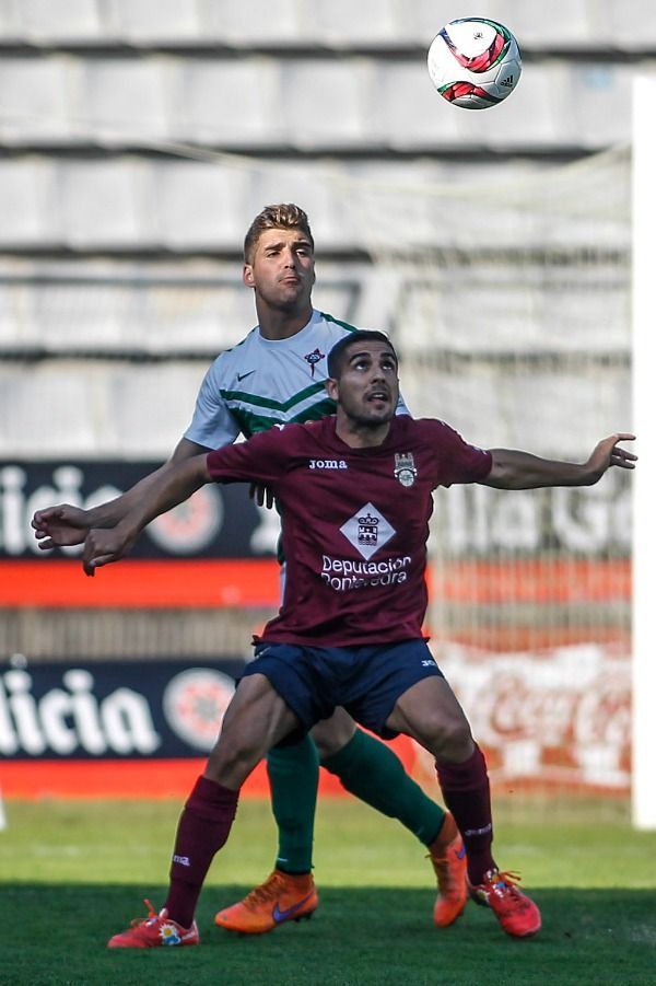Iván González se impone a un rival en el Racing de Ferrol-Pontevedra de A Malata (foto: Mero Barral / 13fotos para Ferrol360)