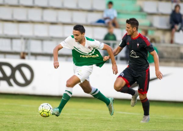 Víctor Vázquez avanza ante un rival en el amistoso entre Racing de Ferrol y Celta de Vigo en A Malata (foto: Mero Barral / 13fotos para Ferrol360)