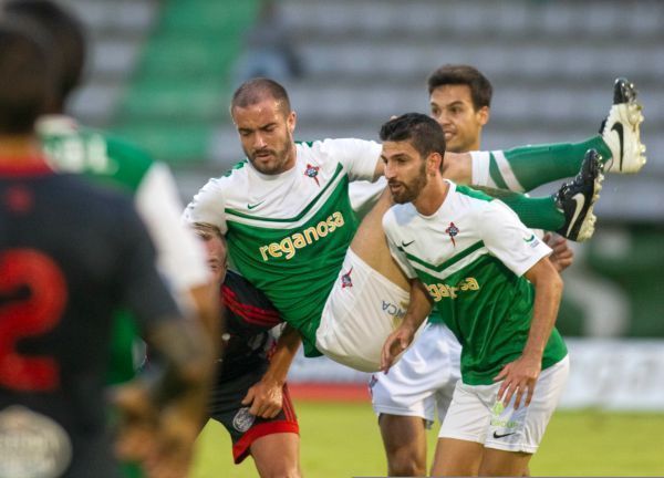 Román Golobart, Borja Domínguez y Diego Peláez protagonizan una jugada del amistoso entre Racing de Ferrol y Celta de Vigo en A Malata (foto: Mero Barral / 13fotos para Ferrol360)