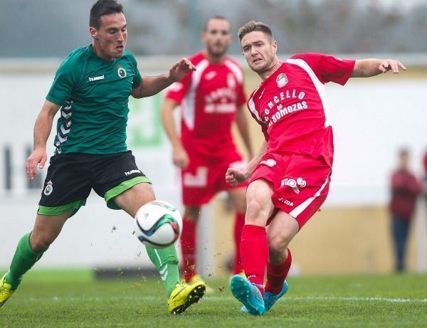 Joseba Beitia pugna con un rival en el Somozas-Racing de Santander del Alcalde Manuel Candocia (foto: Mero Barral / 13fotos para Ferrol360)