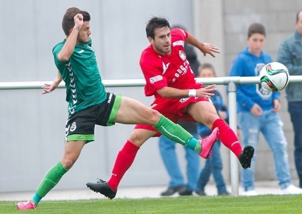 Juanmi Heredero protagoniza una jugada del Somozas-Racing de Santander en el Alcalde Manuel Candocia (foto: Mero Barral / 13fotos para Ferrol360)