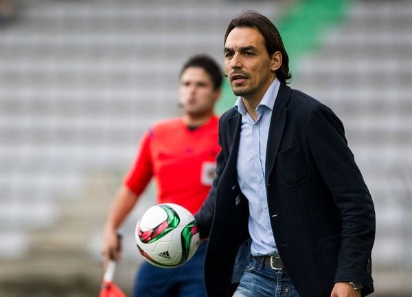 Miguel Ángel Tena recoge el esférico durante el Racing de Ferrol-Burgos de A Malata (foto: Mero Barral / 13fotos para Ferrol360)