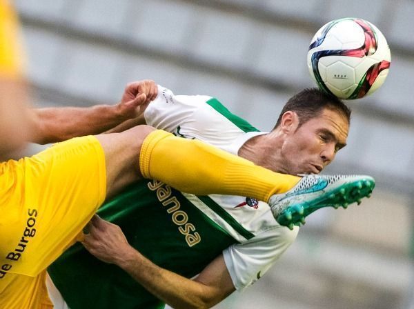 Nano Macedo protagoniza un lance del Racing de Ferrol-Burgos de A Malata (foto: Mero Barral / 13fotos para Ferrol360)