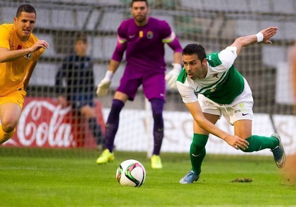 Joselu controla el balón ante Pérez durante el Racing de Ferrol-Burgos de A Malata (foto: Mero Barral / 13fotos para Ferrol360)