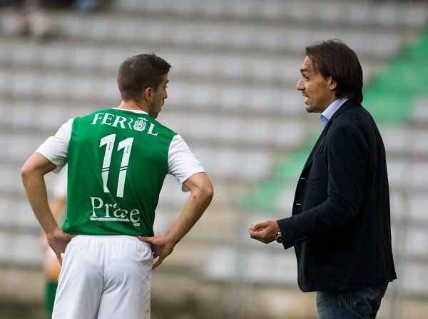 Héber Pena recibe instrucciones de Miguel Ángel Tena durante el Racing de Ferrol-Burgos de A Malata (foto: Mero Barral / 13fotos para Ferrol360)