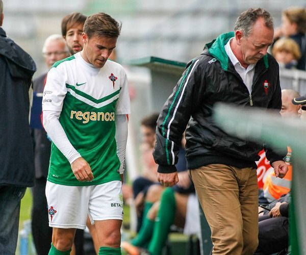 Pablo Rey abandona el césped de A Malata durante el Racing de Ferrol-Real valladolid B (foto: Mero Barral / 13fotos para Ferrol360)